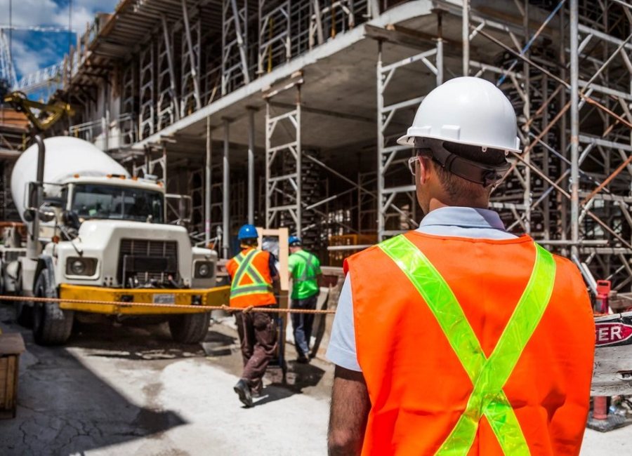 Vakmensen aan het werk op een bouwplaats